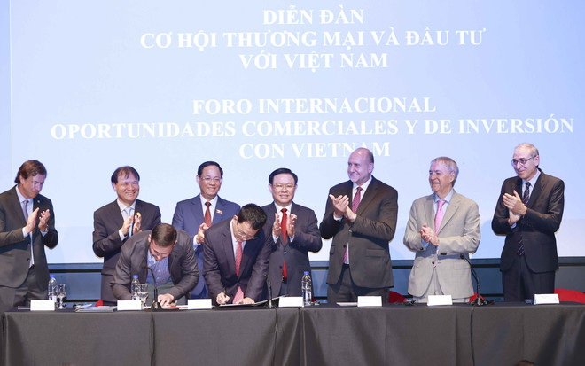 Chủ tịch Quốc hội Vương Đình Huệ chứng kiến lễ ký thoả thuận hợp tác. (Ảnh: Doãn Tấn/TTXVN) Chủ tịch Quốc hội dự Diễn đàn cơ hội thương mại và đầu tư với Việt Nam ảnh 1