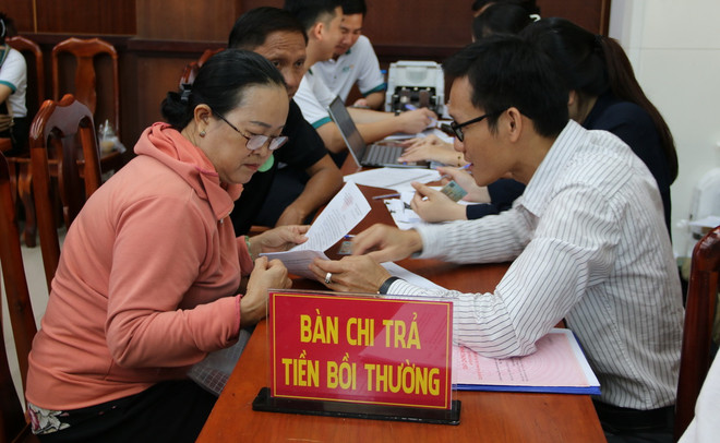 Người dân Đồng Nai nhận tiền bồi thường tại dự án cao tốc Biên Hòa-Vũng Tàu. (Ảnh: Công Phong/TTXVN) TTXVN_2907boithuong.jpg