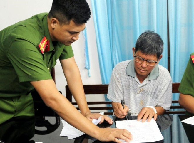 Bị can Đào Văn Vân (phải) tại cơ quan điều tra. (Ảnh: TTXVN phát) TTXVN_2907Namdinhviphamdatdai2.jpg