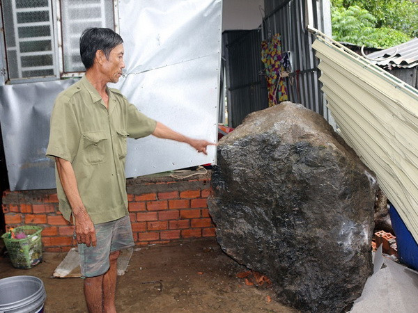 Kiên Giang: Hai tảng đá nặng trên 5 tấn bất ngờ rơi vào nhà dân ảnh 1
