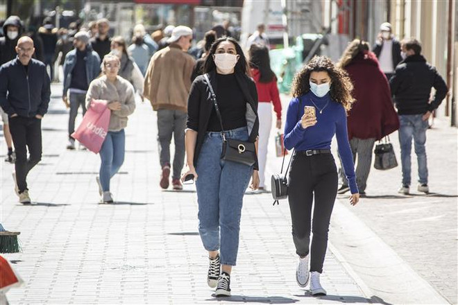 Người dân đeo khẩu trang phòng lây nhiễm COVID-19 tại Lille, Pháp, ngày 11/5/2020. (Ảnh: THX/ TTXVN) Tình hình dịch bệnh COVID-19 tại châu Âu và Trung Đông ảnh 1