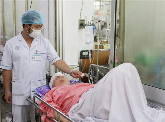 TP.HCM: 9 người nhập viện sau va chạm giữa xe khách và xe trộn bêtông ảnh 1