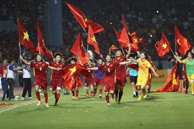 Đội tuyển nữ Việt Nam vui mừng với chiến thắng, bảo vệ thành công Huy chương Vàng SEA Games. (Ảnh: Hoàng Linh/TTXVN) SEA Games 31 khơi dậy khát vọng cống hiến sau đại dịch COVID-19 ảnh 1