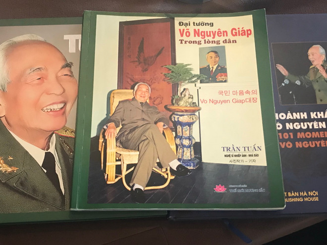 Cuốn sách của nghệ sỹ nhiếp ảnh, nhà báo Trần Tuấn. (Ảnh: Mỹ Bình/Vietnam+) Ra mắt sách ảnh về Đại tướng Võ Nguyên Giáp bản song ngữ Việt-Hàn ảnh 1
