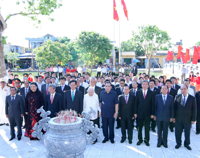 Lãnh đạo dâng hương tưởng niệm Tổng Bí thư Nguyễn Văn Linh ảnh 1