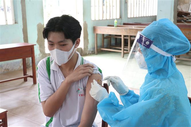 Bến Tre bắt đầu tiêm vaccine phòng COVID-19 cho học sinh ảnh 1