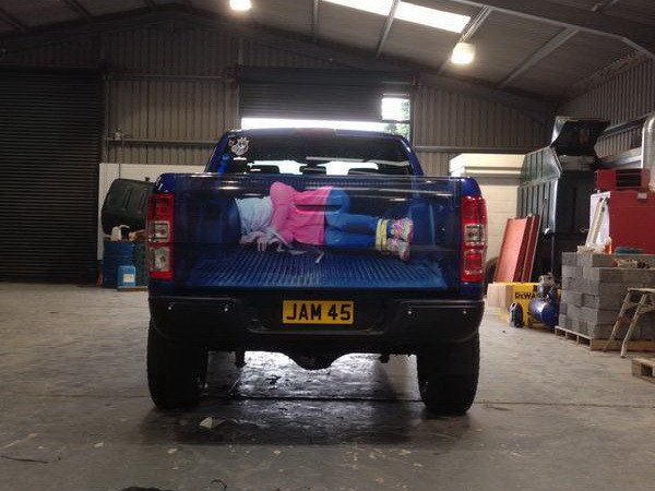 Người dân bức xúc với chiếc xe tải dán hình cô gái bị trói tay ảnh 1