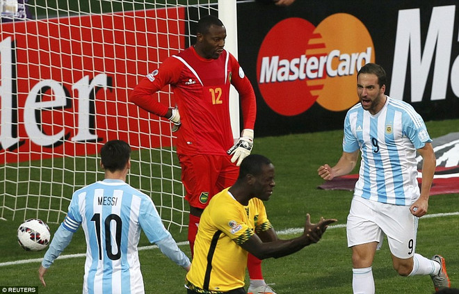 Higuain lập công giúp Argentina vào tứ kết Copa America 2015 ảnh 1