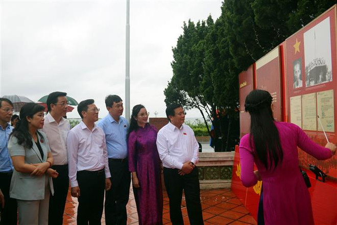 Triển lãm chữ ký và bút tích của Chủ tịch Hồ Chí Minh trên đảo Cô Tô ảnh 2