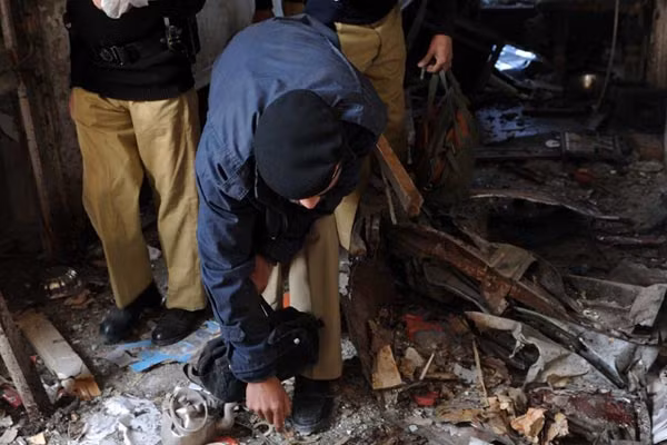 Pakistan: Đánh bom liều chết nhằm vào văn phòng chính quyền ảnh 1