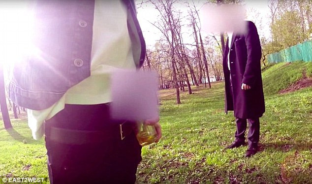 Thiếu gia Nga dùng tiền mua tình, bắt người khác... uống nước tiểu ảnh 1