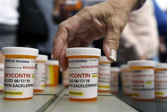 Purdue Pharma là hãng dược phẩm nổi tiếng của Mỹ chuyên sản xuất thuốc giảm đau. (Nguồn: AP) Hãng dược Mỹ đề xuất bồi thường 10 tỷ USD vụ bê bối thuốc giảm đau ảnh 1