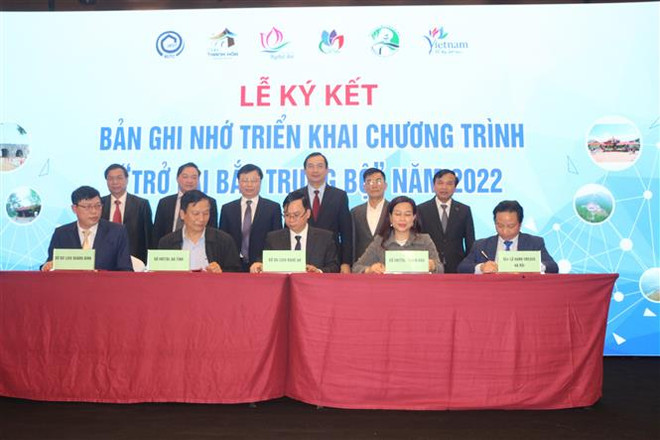 Lễ ký kết Bản ghi nhớ triển khai Chương trình “Trở lại Bắc Trung Bộ năm 2022” giữa Sở Du lịch Nghệ An, Quảng Bình, Sở Văn hoá, Thể thao và Du lịch các tỉnh Thanh Hoá, Hà Tĩnh với Câu lạc bộ lữ hành UNESCO Hà Nội. (Ảnh: Bích Huệ/TTXVN) Nghệ An phát huy thế mạnh trung tâm du lịch vùng Bắc Trung Bộ ảnh 3