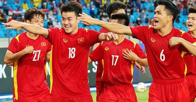 Các cầu thủ U23 Việt Nam ăn mừng bàn thắng mở tỷ số, cũng là bàn thắng duy nhất của trận đấu từ pha đánh đầu hiểm hóc của Trần Bảo Toàn ở phút 45+1. (Ảnh: VFF/TTXVN phát) U23 Đông Nam Á 2022: Hành trình vô địch đáng nhớ của Việt Nam ảnh 1