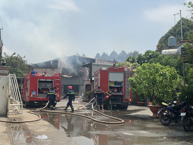 Bình Dương: Liên tiếp ba vụ cháy lớn, thiêu rụi 3.200m2 nhà xưởng ảnh 1