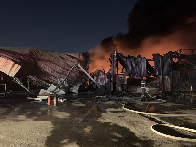 Cháy lớn ở công ty sản xuất giấy, 1.200m2 nhà xưởng bị thiêu rụi ảnh 1