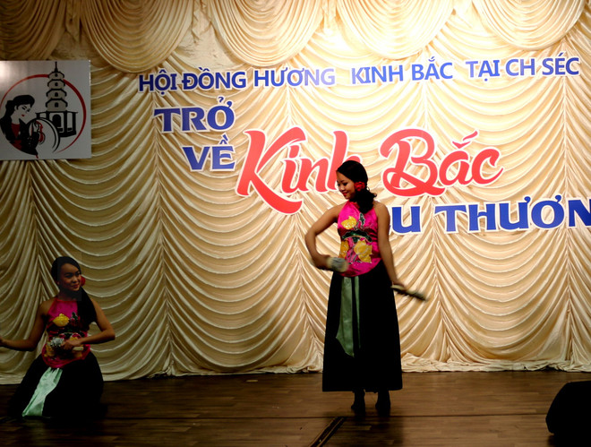 Người Việt tại Séc gìn giữ hồn quê qua làn điệu dân ca Quan họ ảnh 1