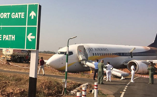 Hiện trường vụ việc. (Nguồn: ndtv.com) Ấn Độ: Máy bay chở khách trượt đường băng, 15 người bị thương ảnh 1