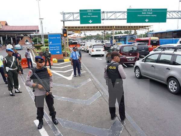 Cảnh sát Indonesia tuần tra tại sân bay Sukarno-Hatta ở Tangerang, ngoại ô Jakarta. (Nguồn: AFP/TTXVN) Cảnh sát Indonesia tăng cường an ninh trước thềm Năm mới ảnh 1