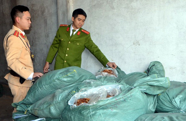 Quảng Ninh phát hiện xe chở 1,3 tấn thực phẩm không rõ nguồn gốc ảnh 1