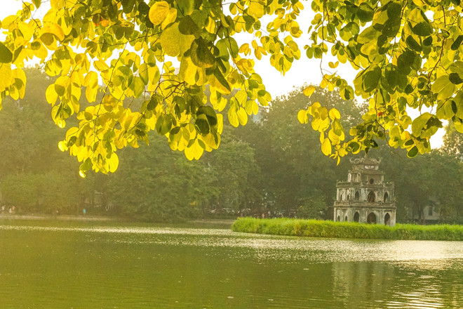 Chiều Thu bên hồ Hoàn Kiếm. (Ảnh: Khánh Hòa/TTXVN) TTXVN_2506Thuhanoi2.jpg