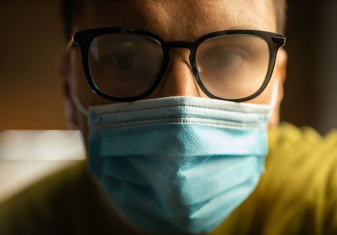 Làm thế nào để mắt kính không bị mờ khi đeo khẩu trang? ảnh 1