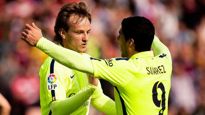 Ảnh động Suarez không đá vào lưới trống mà chuyền cho Messi ảnh 1