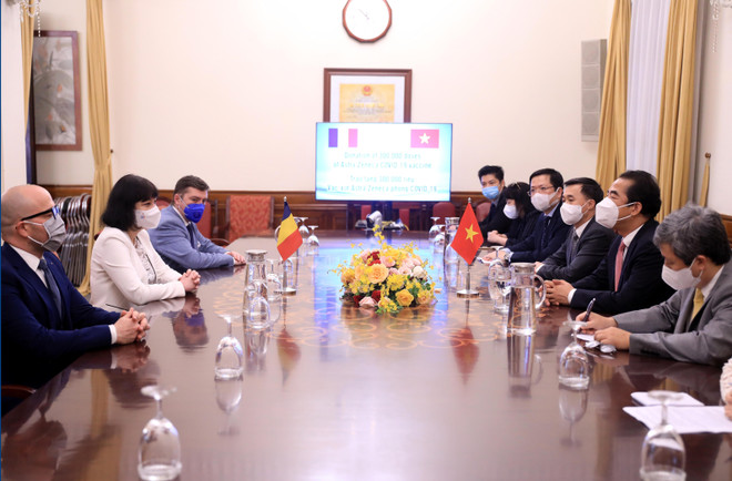 Việt Nam tiếp nhận 300.000 liều vaccine do Romania trao tặng ảnh 2