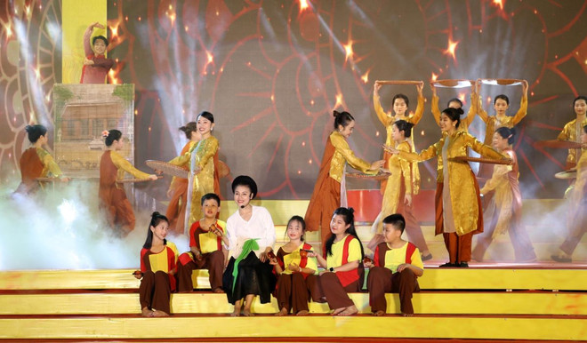 Chương trình nghệ thuật sử thi 'Theo dấu chân Đức Thánh Nguyễn.' (Ảnh: Thùy Dung/TTXVN) ttxvn_khai_hoi_den_thanh_nguyen_17-2.jpg