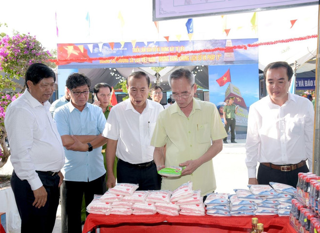 Bí thư Tỉnh ủy Bạc Liêu Lữ Văn Hùng tham quan gian hàng trưng bày các sản phẩm OCOP của huyện Đông Hải. (Ảnh: Chanh Đa/TTXVN) ttxvn_bac_lieu_to_chuc_le_hoi_nghinh_ong_lan_thu_xxi_-_nam_2024_17-2.jpg