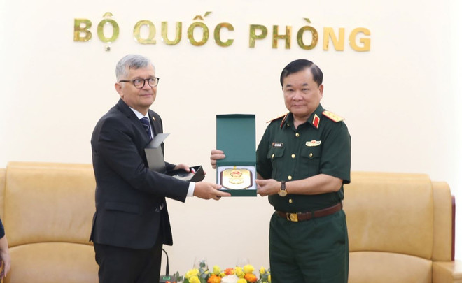 Thượng tướng Hoàng Xuân Chiến trao quà lưu niệm tặng Ngài Aleksander Surdej. (Ảnh: Hồng Pha/TTXVN phát) ttxvn_thuong_tuong_hoang_xuan_chien_tiep_dai_su_ba_lan__1704_2.jpg