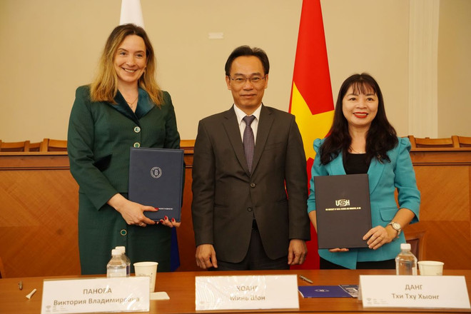 Lãnh đạo Đại học nghiên cứu quốc gia “Trường Kinh tế Cao cấp” (HSE) và Trường Đại học Khoa học xã hội và Nhân văn (Đại học Quốc gia Hà Nội) ký thỏa thuận hợp tác. (Ảnh: Duy Trinh/TTXVN) ttxvn_viet_nam_va_lb_nga_thuc_day_quan_he_ve_giao_duc__va_dao_tao_2.jpg