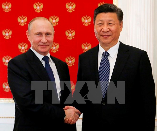 Tổng thống Nga Vladimir Putin (trái) và Chủ tịch Trung Quốc Tập Cận Bình. (Nguồn: EPA/TTXVN) Tổng thống Nga gửi điện chúc mừng Chủ tịch Trung Quốc ảnh 1
