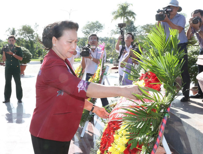 Chủ tịch Quốc hội dự Lễ trao Bằng Tổ quốc ghi công tại tỉnh Vĩnh Long ảnh 2