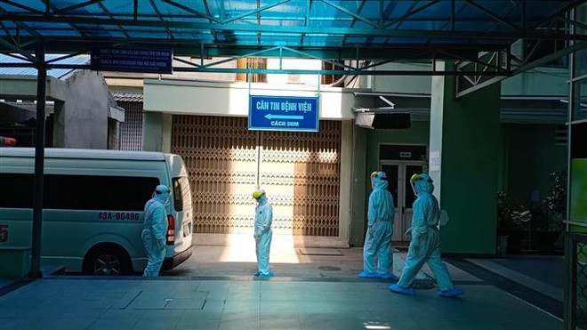 Bệnh nhân nghi nhiễm COVID-19 được chuyển đến Bệnh viện Đà Nẵng để điều trị, theo dõi. (Ảnh: Văn Dũng/TTXVN) Phó Thủ tướng: Triển khai biện pháp giống như ca dương tính để xử lý ảnh 1