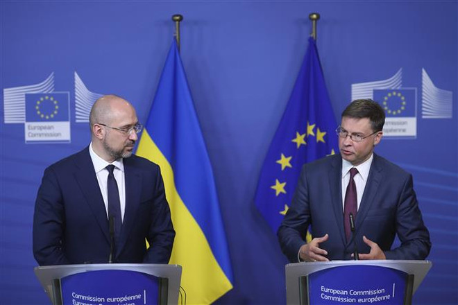 Ukraine, EU ký thỏa thuận hỗ trợ tài chính vĩ mô trị giá 1,2 tỷ euro ảnh 1