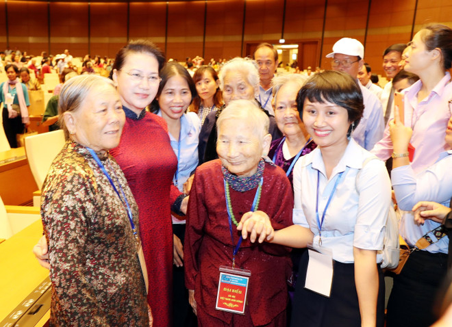 Chủ tịch Quốc hội Nguyễn Thị Kim Ngân với các mẹ Việt Nam anh hùng tại buổi gặp mặt. (Ảnh: Trọng Đức/TTXVN) Chủ tịch Quốc hội gặp mặt 300 Bà mẹ Việt Nam anh hùng ảnh 1