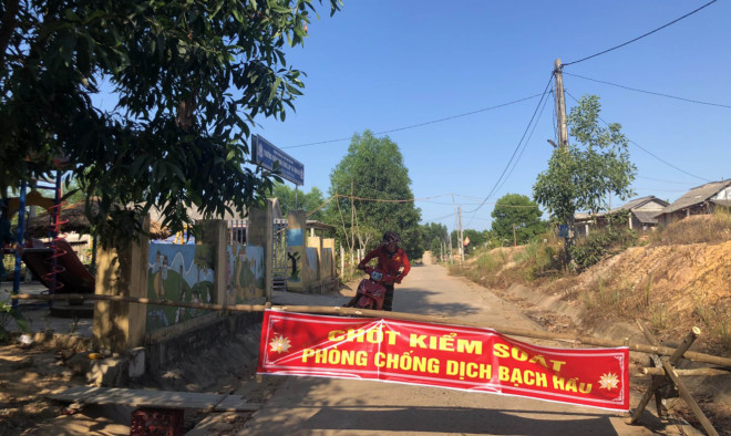 Tại xã Vĩnh Hà, huyện Vĩnh Linh, Quảng Trị, nơi xảy ra bệnh bạch hầu, địa phương đã lập chốt kiểm soát để tiến hành kiểm tra, đo thân nhiệt, thực hiện khai báo y tế đối với tất cả các công dân. (Ảnh: Hồ Cầu/TTXVN) Quảng Trị đã có 5 ca mắc bệnh bạch hầu chưa rõ nguồn lây ảnh 1