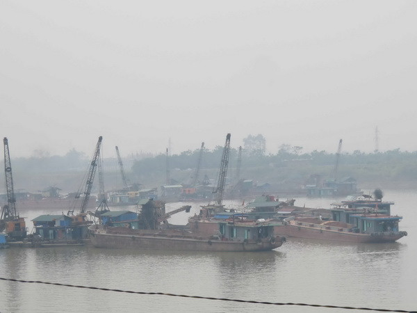 Người dân bức xúc đốt cháy tàu khai thác cát trên sông Lô ảnh 1