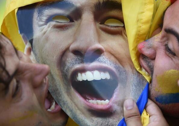 Cổ động viên Uruguay hóa thân thành Suarez trên khắp khán đài ảnh 2