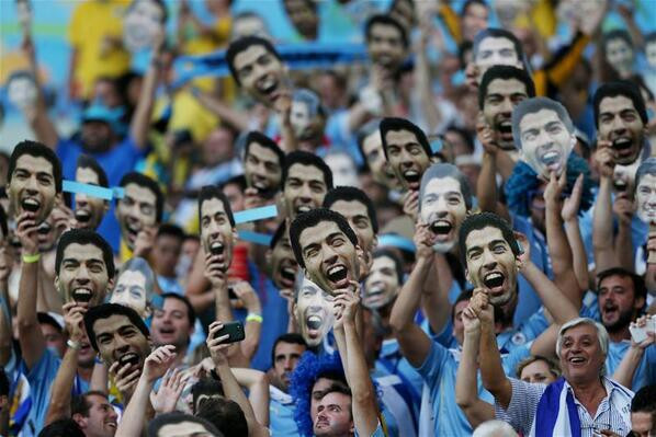 Cổ động viên Uruguay hóa thân thành Suarez trên khắp khán đài ảnh 1
