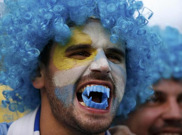 Cổ động viên Uruguay hóa thân thành Suarez trên khắp khán đài ảnh 5