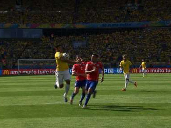 Cận cảnh bàn thắng không được công nhận của Hulk cho Brazil ảnh 1
