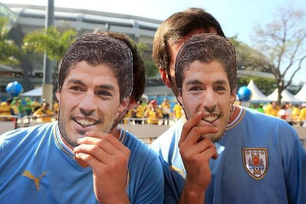 Cổ động viên Uruguay hóa thân thành Suarez trên khắp khán đài ảnh 8