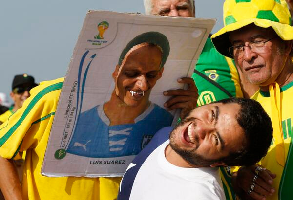 Cổ động viên Uruguay hóa thân thành Suarez trên khắp khán đài ảnh 3