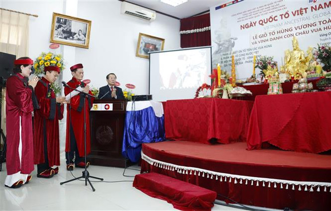 Ông Phạm Văn Hùng, Chủ tịch Tổng Hội người Việt Nam tại Lào (giữa) đọc Chúc văn tưởng nhớ, tri ân công đức các Vua Hùng. (Ảnh: Phạm Kiên/TTXVN) Trang trọng tổ chức lễ Giỗ Tổ Hùng Vương 2023 của người Việt tại Lào ảnh 1