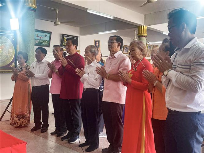Kiều bào tại Udon Thani dâng hương giỗ Tổ Hùng Vương. (Ảnh: TTXVN phát) Giỗ Tổ Hùng Vương: Kiều bào Việt ở Thái Lan tự hào dòng máu Lạc Hồng ảnh 1