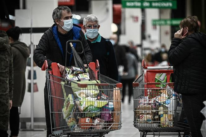 Người dân mua hàng trong siêu thị tại Bordeaux, Pháp. (Ảnh: AFP/TTXVN) Fitch Ratings hạ bậc xếp hạng tín nhiệm nợ của Pháp từ AA xuống AA- ảnh 1