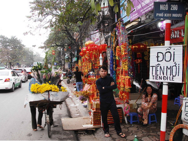 Tình trạng đổi tiền lẻ vẫn diễn ra công khai trước cổng đền, chùa ảnh 1