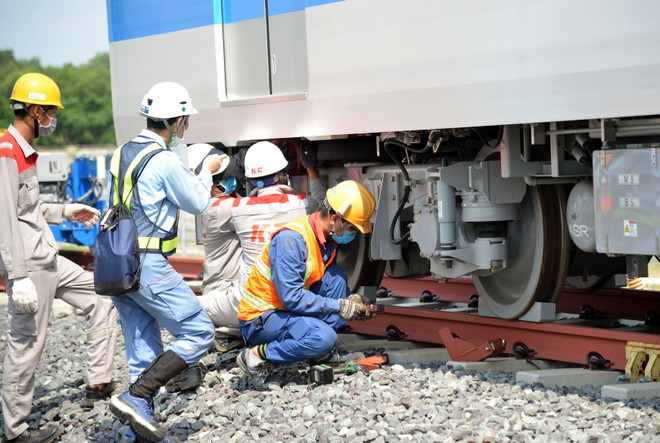 Lắp các đoàn tàu tuyến metro số 1 Bến Thành-Suối Tiên lên đường ray ảnh 1